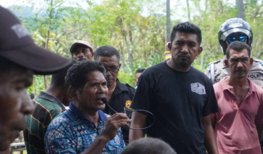 Ignasius Nasi engaged in dialogue with company representatives and the regional government during the eviction process of their settlement, 18 March 2025 / Dominiko Djaga/Dokumentasi Floresa.co